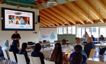 Informationsveranstaltung zur Integrationsarbeit im Oberallgäu Mehrere Gäste sind von hinten zu sehen und schauen nach vorne zum Redner, der vor einer Präsentation steht.