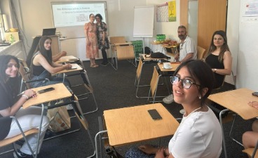 Multiplikatoren für türkische Jugendliche Ein kleiner Schulungsraum mit wenigen Personen an Tischen in einer Runde.