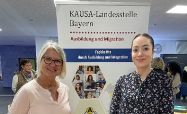 Elternabend an der Geschwister-Scholl-Mittelschule in Röthenbach Zwei Frauen stehen nebeneinander vor dem Plakat der KAUSA-Landesstelle Bayern
