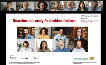 KAUSA-Transfer-Veranstaltung Realistische Szene einer professionellen Online-Präsentation: Eine Präsentation mit dem Titel der Veranstaltung steht im Mittelpunkt der Videokonferenz, mehrere Teilnehmer unterschiedlicher ethnischer Herkunft sind in kleinen Videofenstern oben zu sehen.